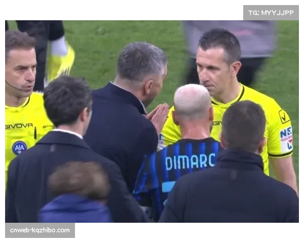 补时进球被吹，阿拉维斯球员围堵裁判讨要说法